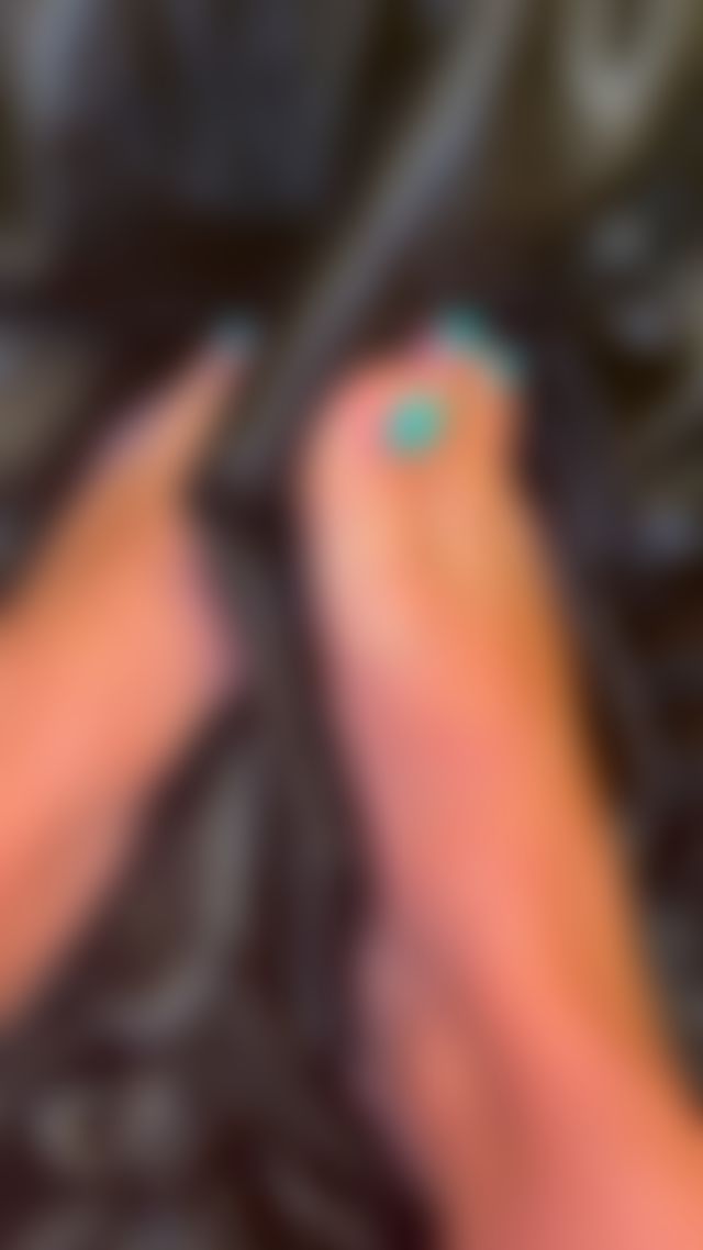 Special request ✅🦶🏼 Playful footsie in satin sheets 💚 Don’t hesitate to message me with yo
