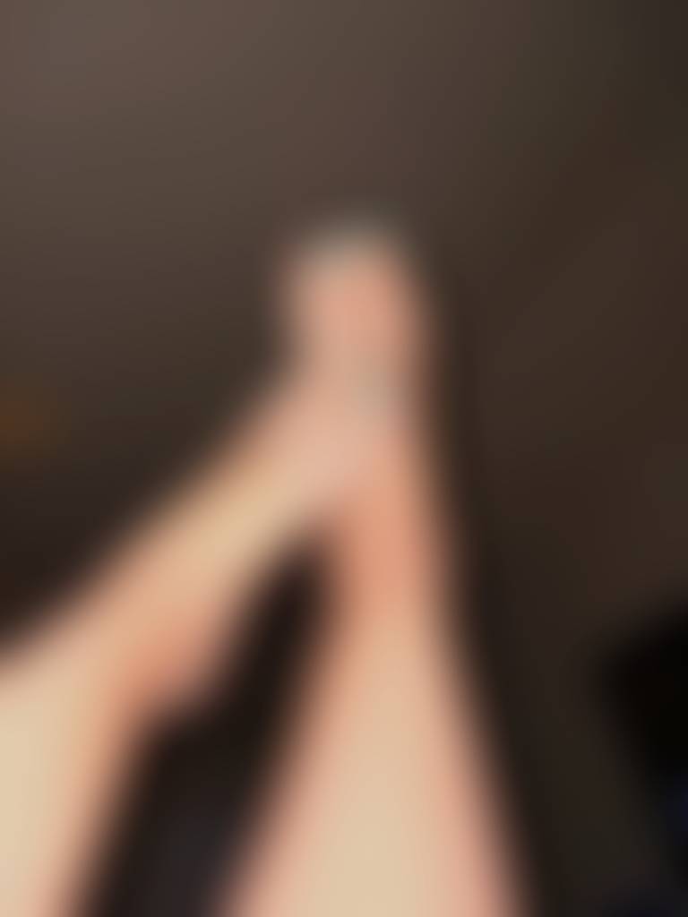 New pedicure and tanned skin 💛 Summertime ready! REQUEST YOUR FOOT FANTASY.