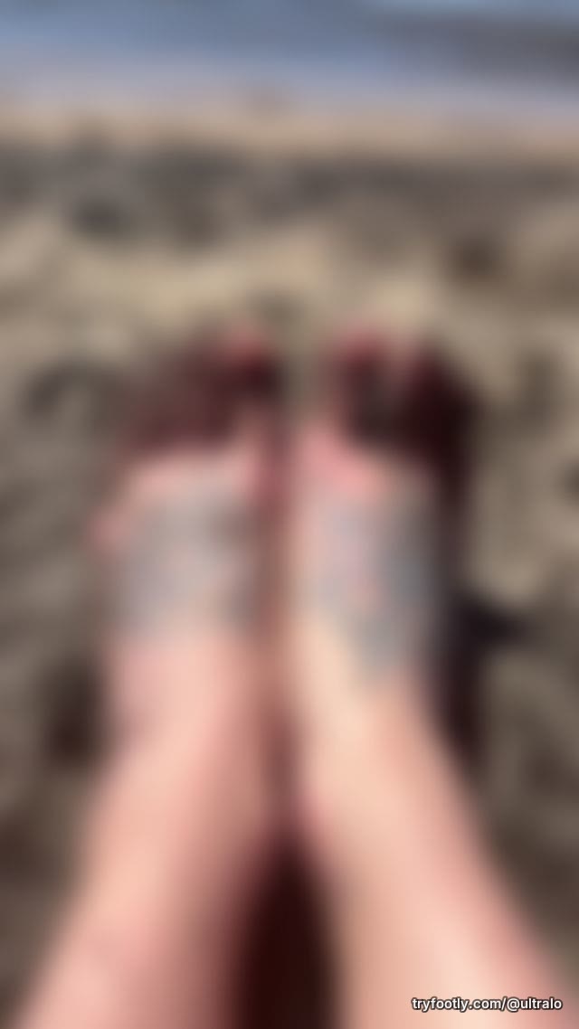 A beach day with my toes in the sand! Watch the video ❤️ xoxo