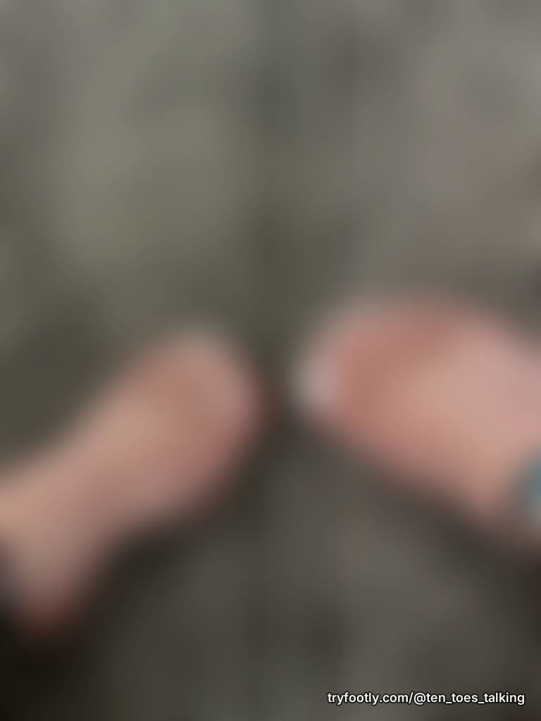 👣✨ Gold, glitter & ten toes. The full view? That’s for members only. 😏🤍
