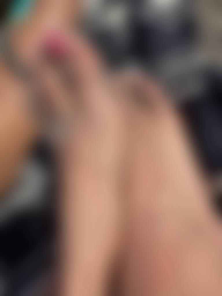 “Cute feet, cuter vibe“