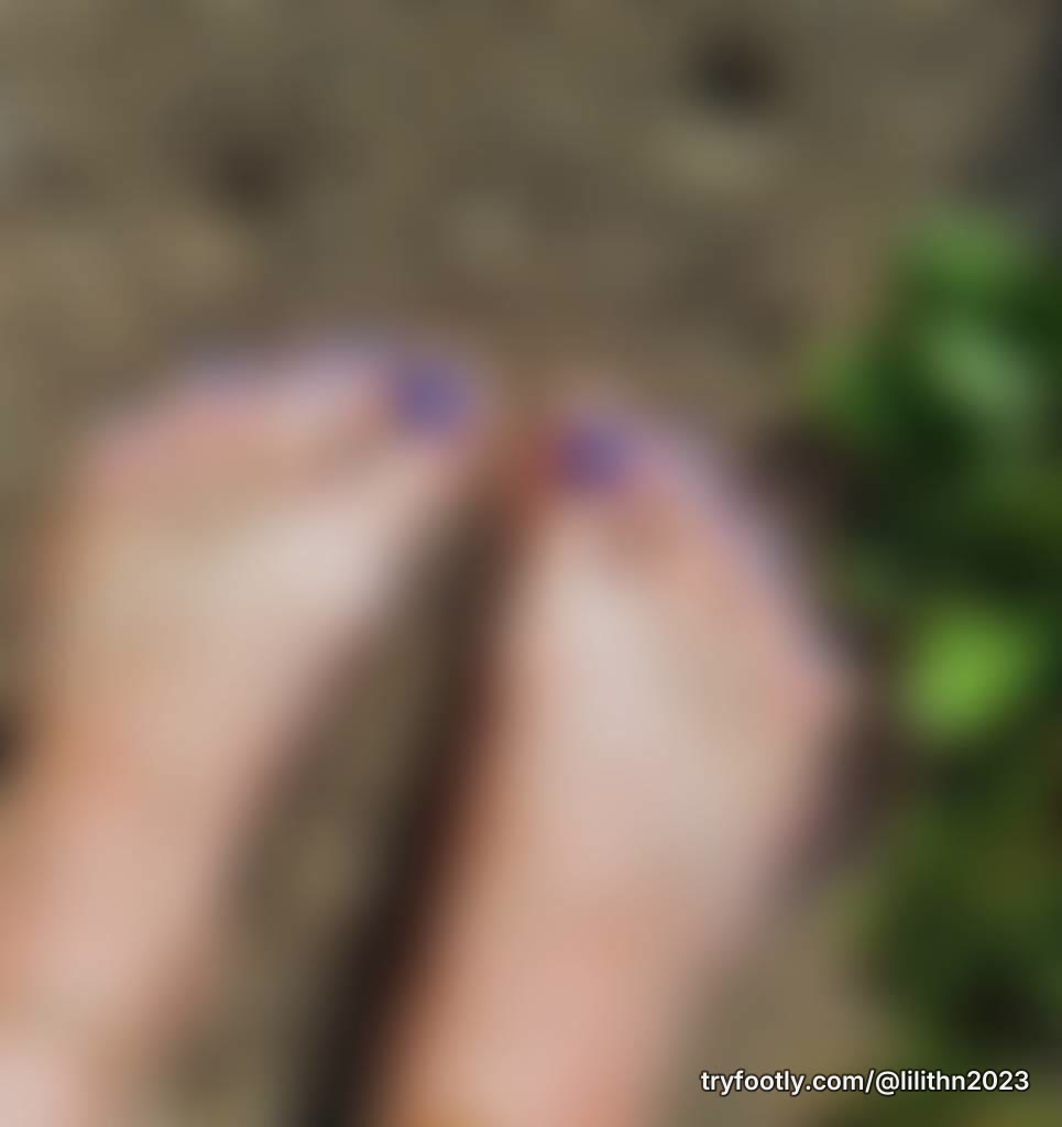 Love being barefoot outside!! 🥰