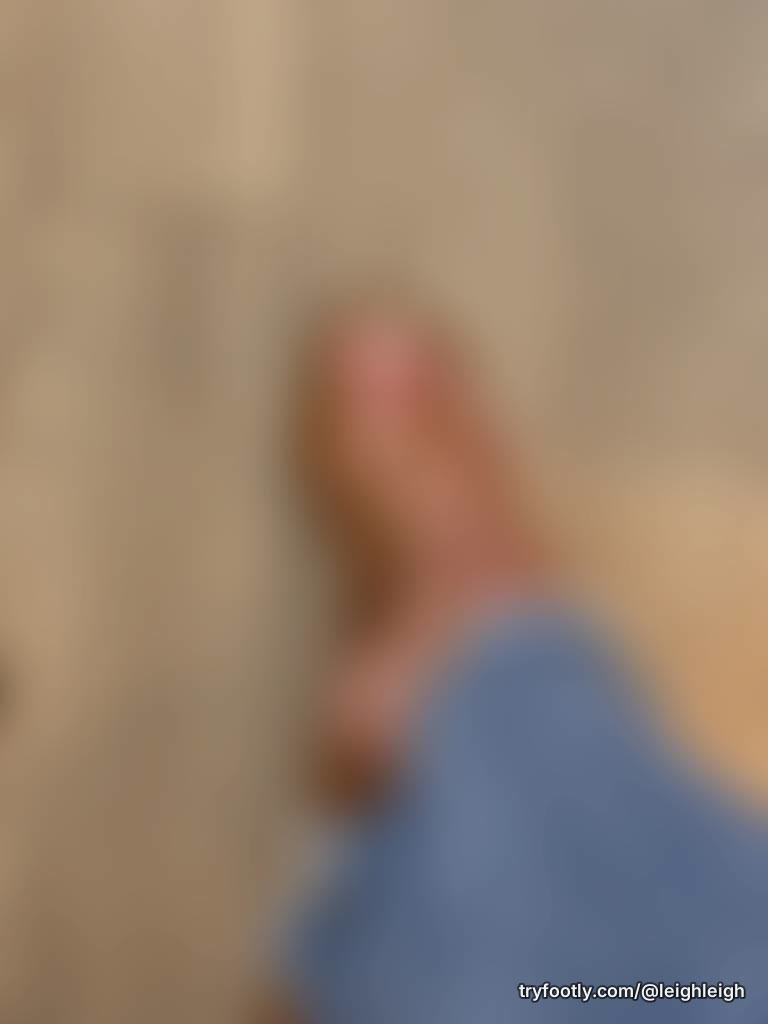 Tan toes