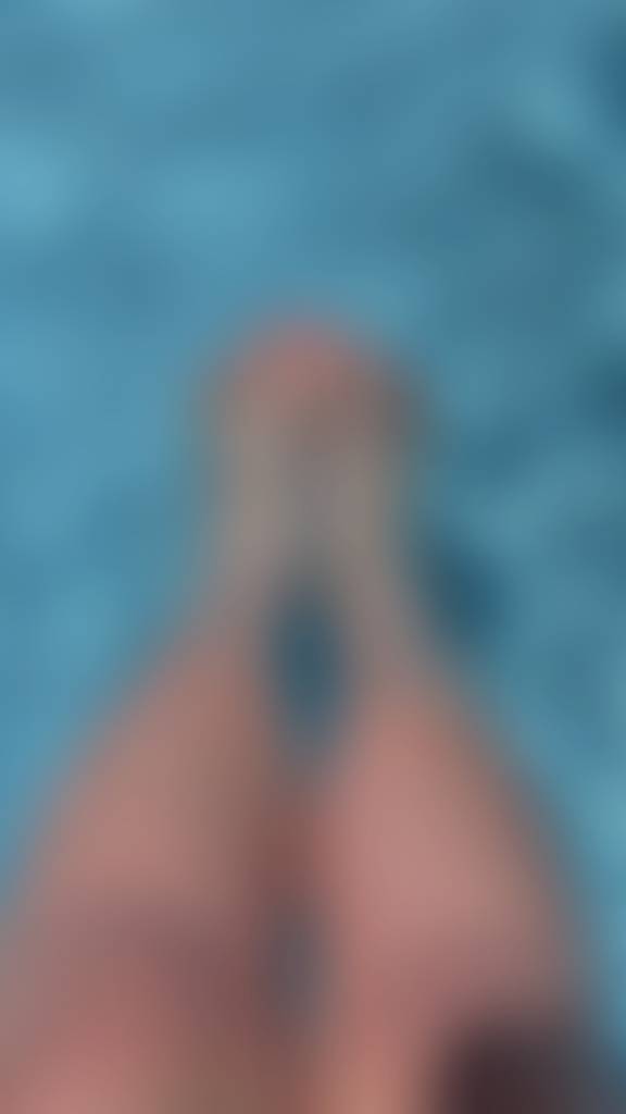 Pool days & pretty toes 💦💞 ( Ask me for custom photos🥰 )