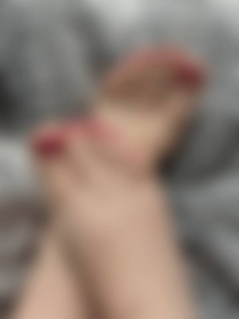 Sleepy toes today for a sleepy girl 🩷😴🥰, need to wakey wakey 🥰