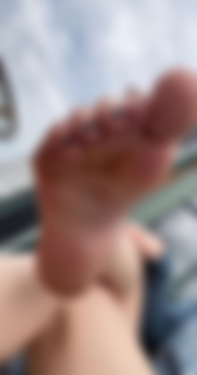 A cute little toe ✨scrunch✨ for your feed 😋