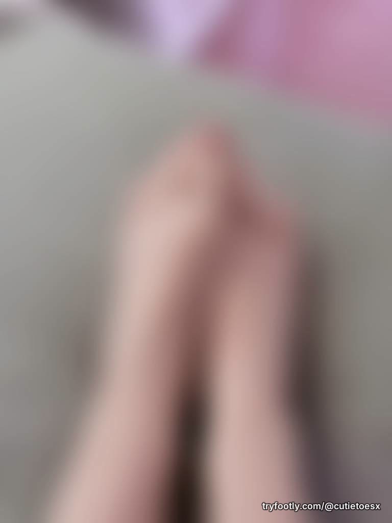 Hello you wonderful people! I’m happy to be here and show my cute toes! 🩷😚