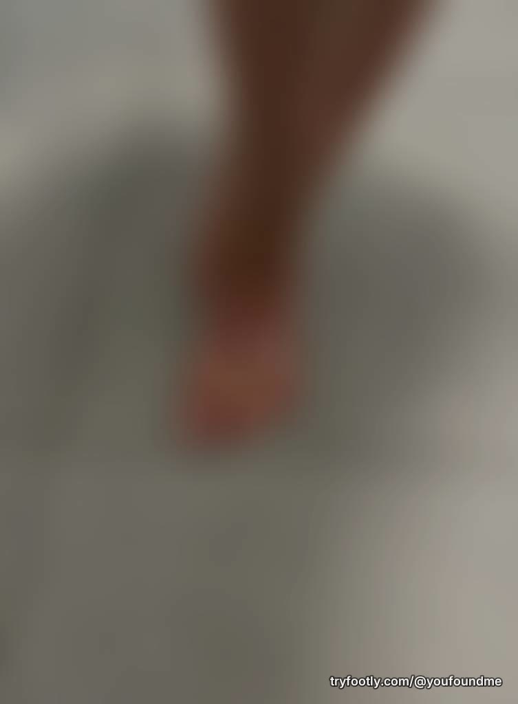 So sore… anyone here wants to watch me massage my feet? 🫣😍