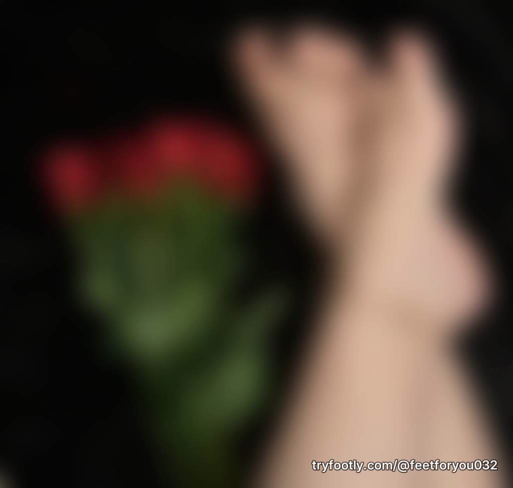 A little roses, a little me… what more could you want? 🌹✨