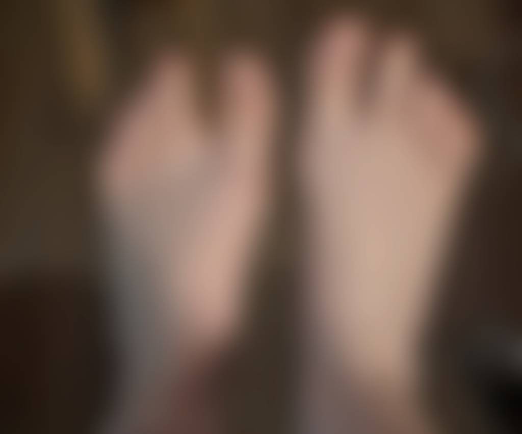 Playing with some nailpolish 😉 Let me now what colors you want to see 😈