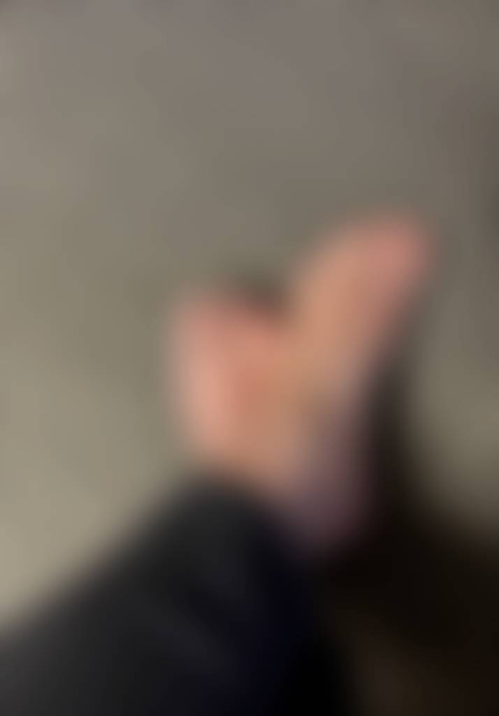 I hardly ever have bare toes. Here they are though. No polish. 🫶🏻