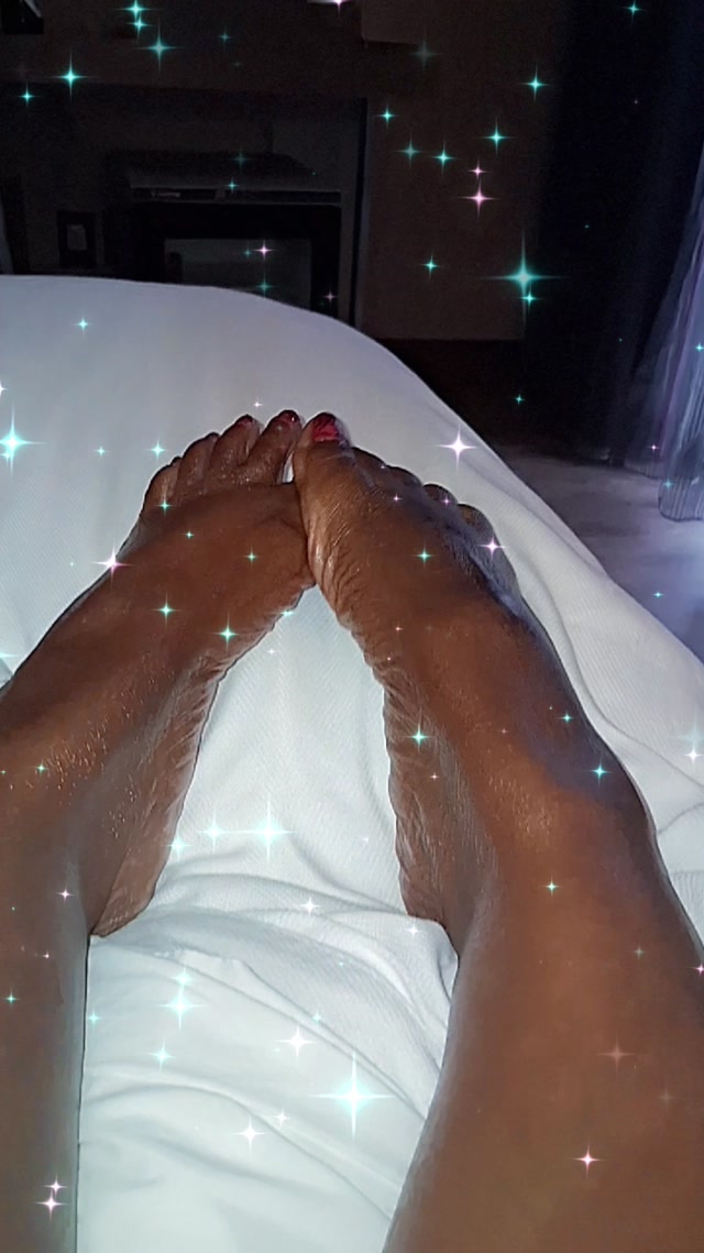 You love how my feet glow ✨️ 😍 😏