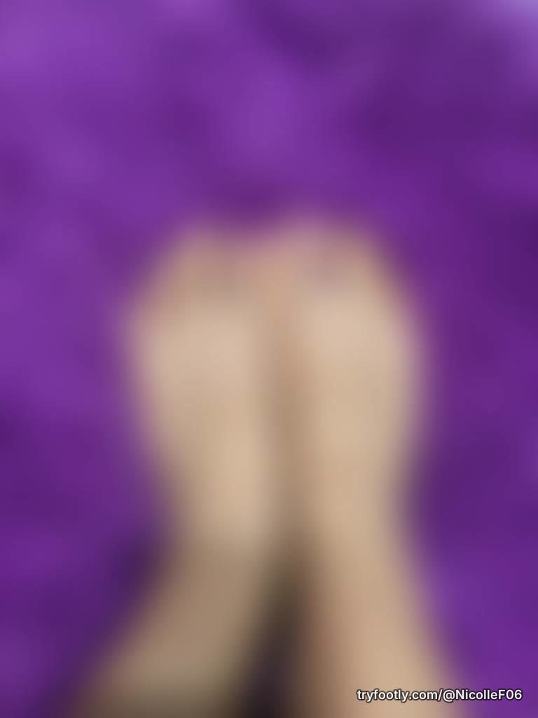Hello! 😊 Welcome to my profile. Here’s a fresh and playful photo of my feet for you to enj