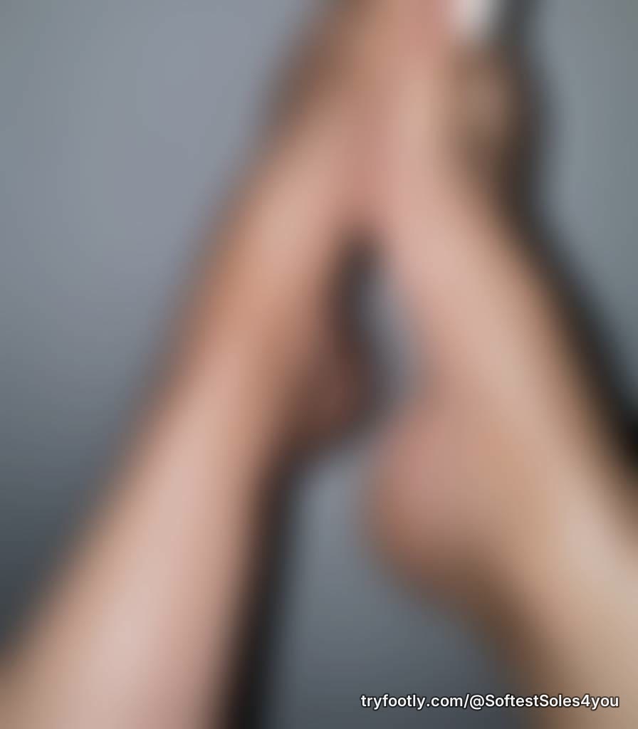 Fresh pedicure just for you 🤍👣