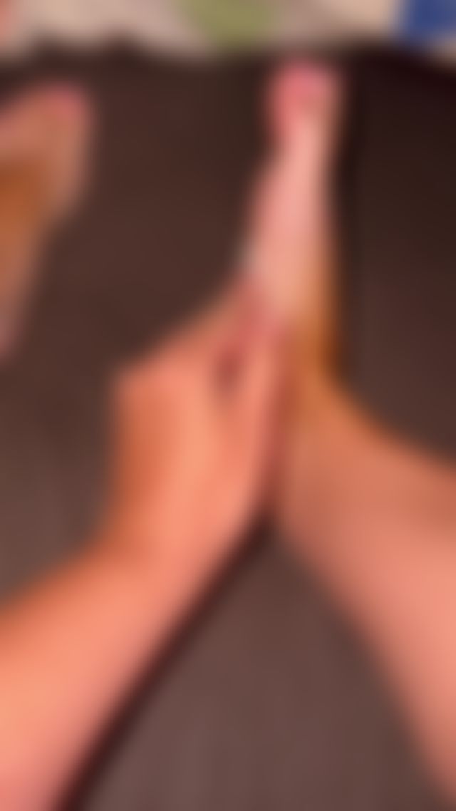 Spending some time moisturizing 👣 🤳🙎🏻♀️