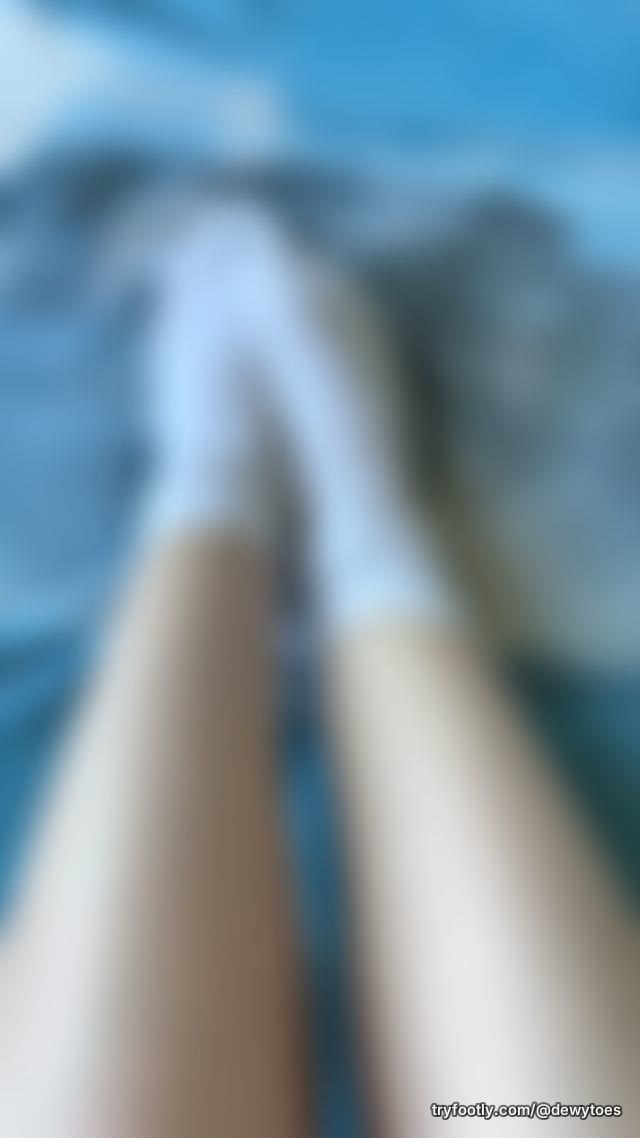 🇬🇧Are you excited to see my feet hiding under my white socks? 🇮🇹Anche tu non vedi l’ora di