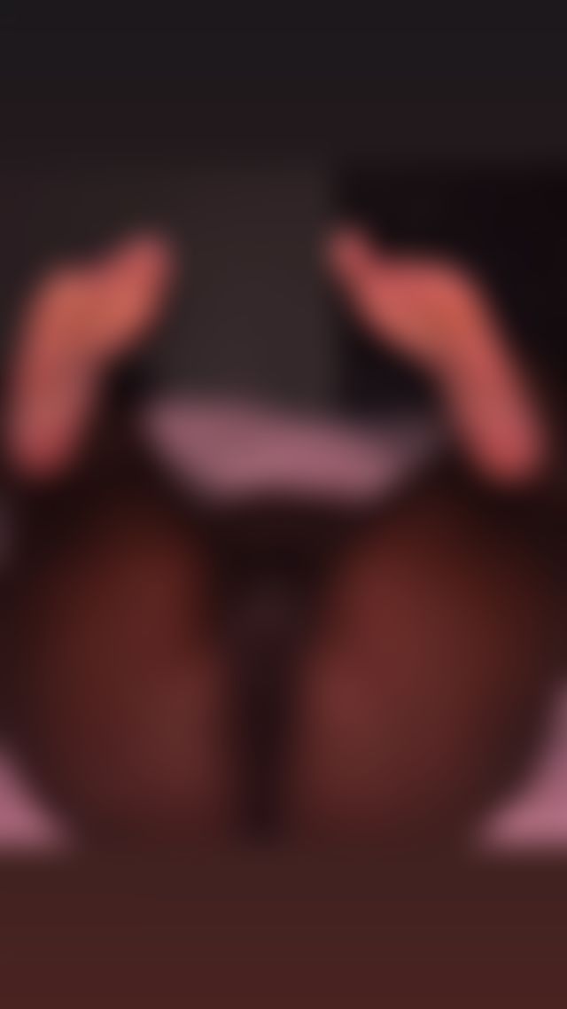 Come suck my toes and play with my kitty🫦.