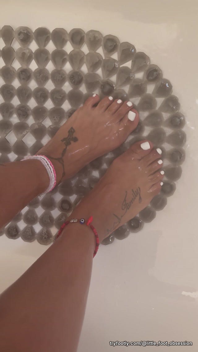 Wet lil feet 👣