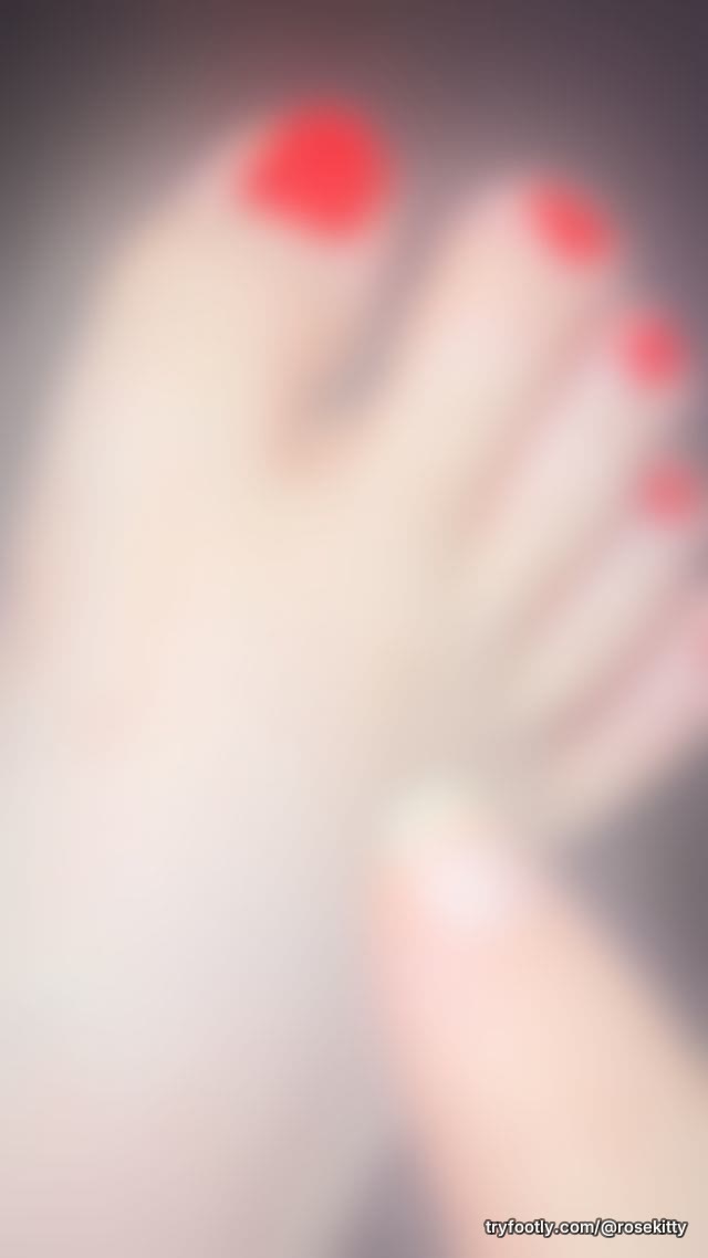 ONLY 2$! Playing with my glowy little foot ✨, giving it some love and affection 🪽⭐️ Drawin