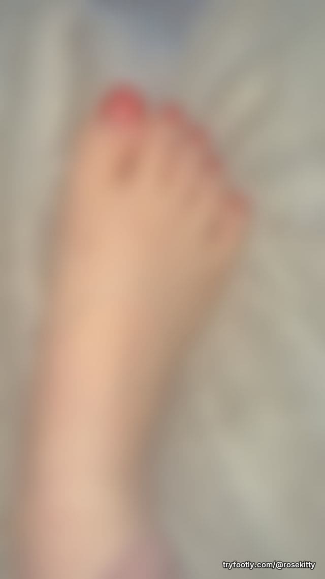 gripping the sheets with my tiny little feet~ sensual version💋😉