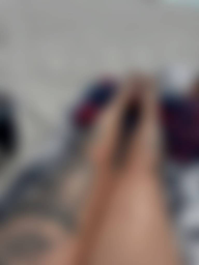 Someone clean these sandy toes. Should I post all my beach day pictures?