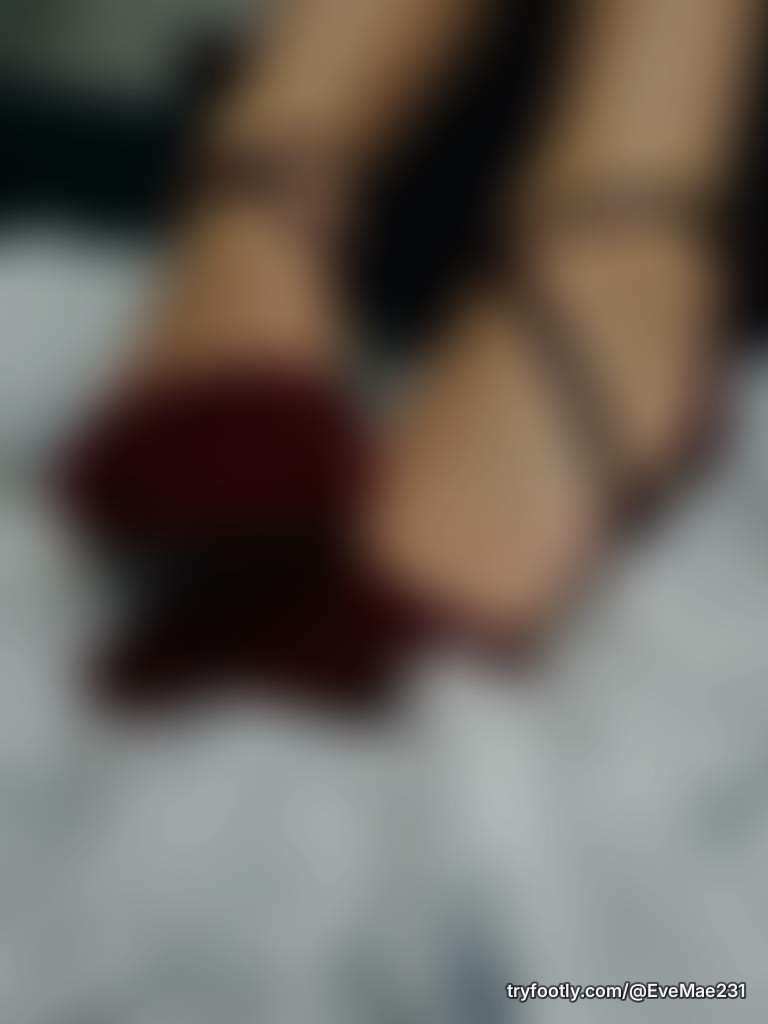 Hi everyone first post! Sending feet pics on here. If you want any requests let me know!