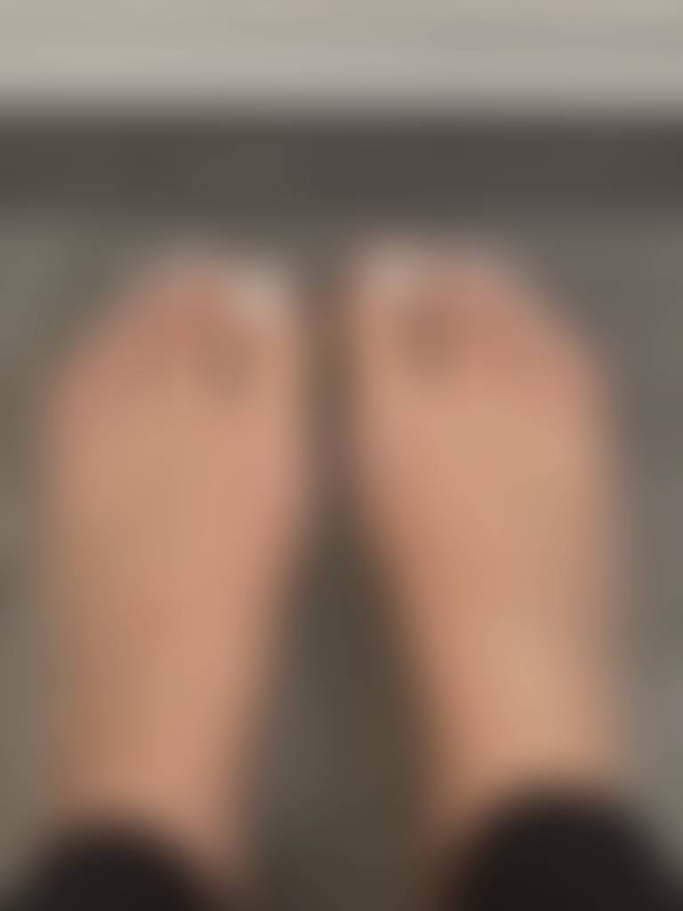 Imagine these feet in your sheets!
