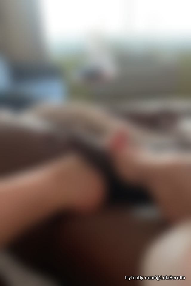 I love using my pretty little feet to play with big dick 🤤