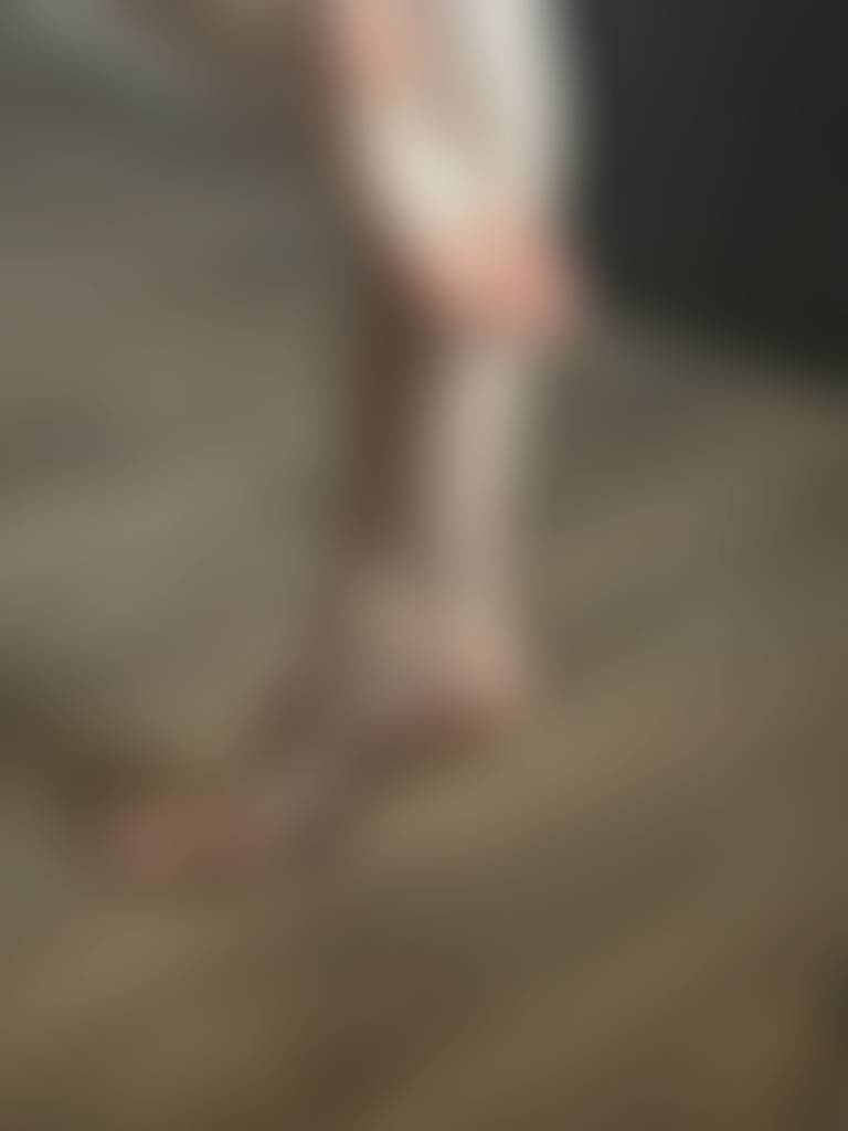 Warm up for my feet to dance in those heels💋👠 Do you wanna see me walk?