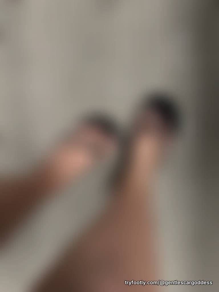 Hi everyone ! Lmk what you are into 😘