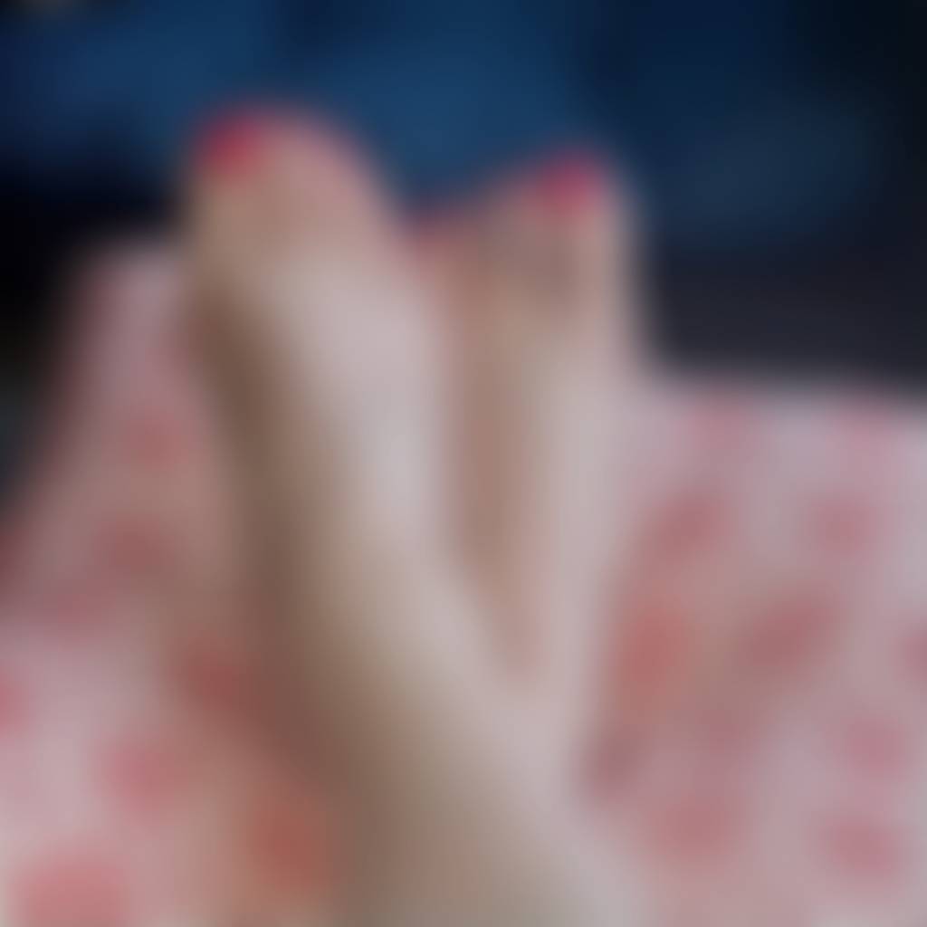 After a long day at the office, these feet have definitely earned a break. 👣 Nothing feels