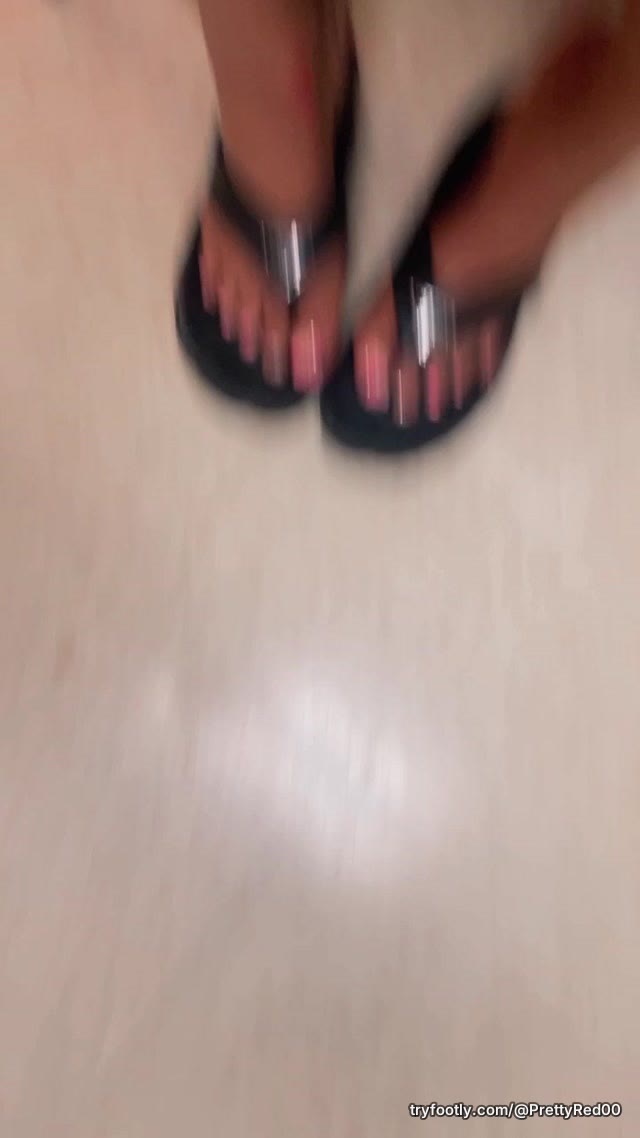 I let my nail tech , free style on my toes do they look suckable 😽