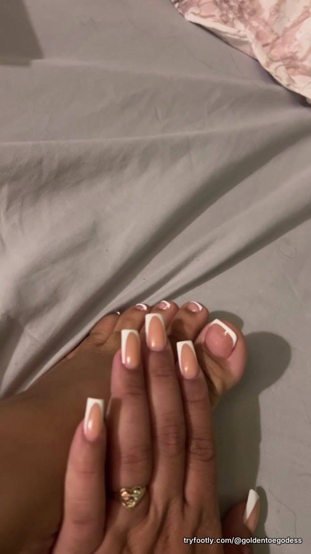 Throwing it back to this classic 📸👣 Some pictures never go out of style. Rate these toes f