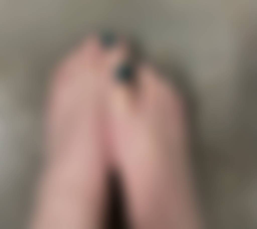 Fresh new pedi in a mood ring color. Pm me for more.