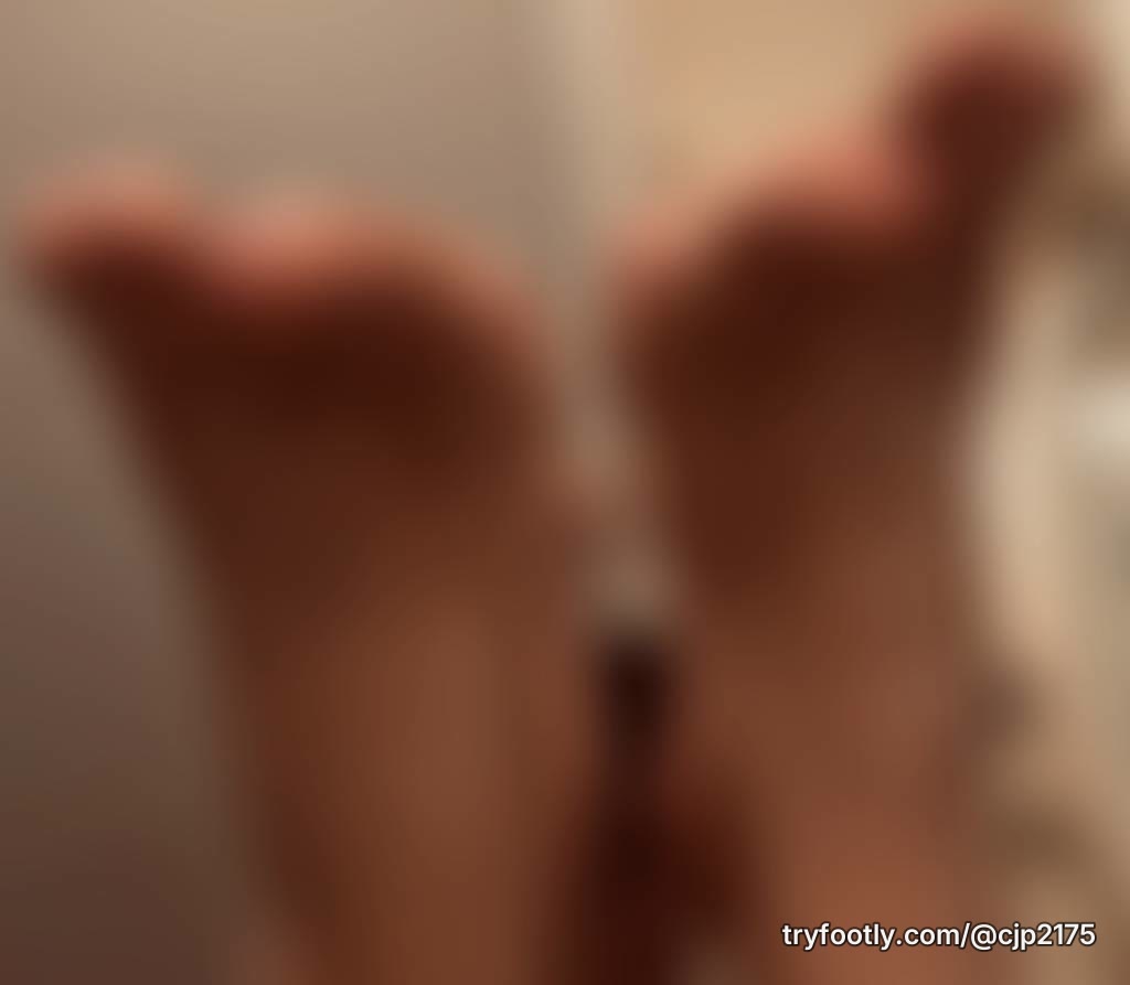 Some double trouble in the mirror maze… 🪞🔥👣🦶🏼💯