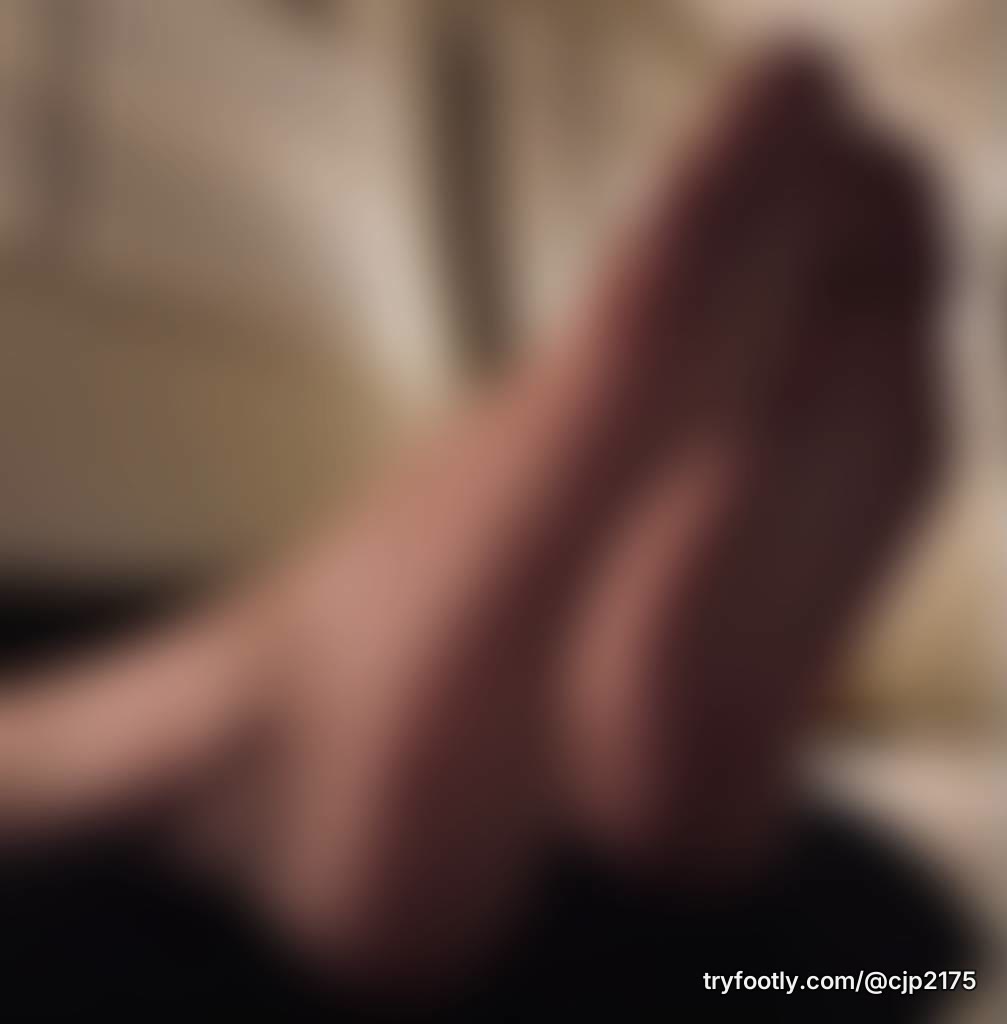 Kickin’ back on another steamy Southern summer night… 🔥😍👅👄⚡️💦🦶🏼👣🥂