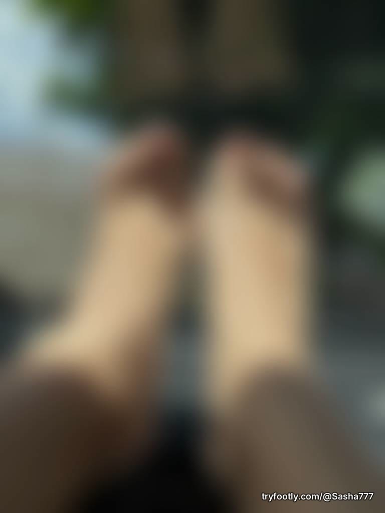 these little piggies really need a pedicure🥺🐷🦶🏻 tell me what I should get done…😘