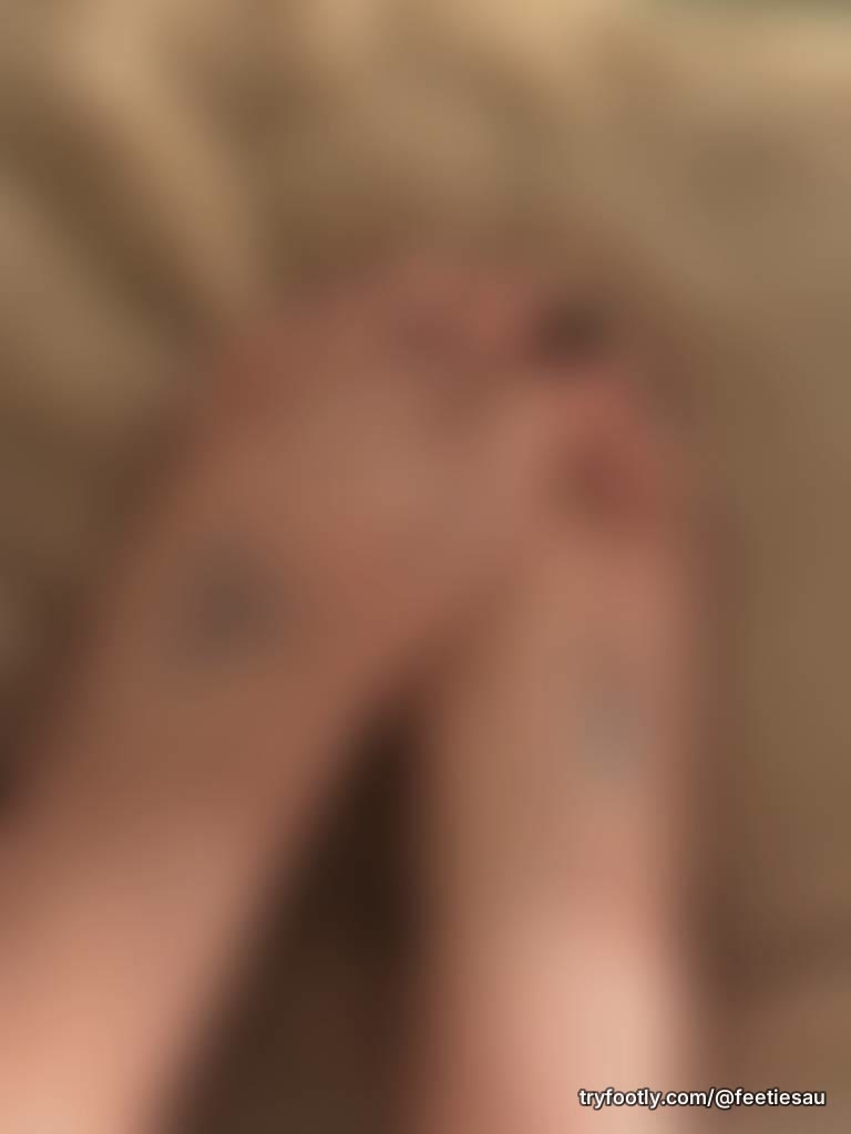 Just a little peek at my feet today! Customs are always open 💌 DM me for your requests 💖