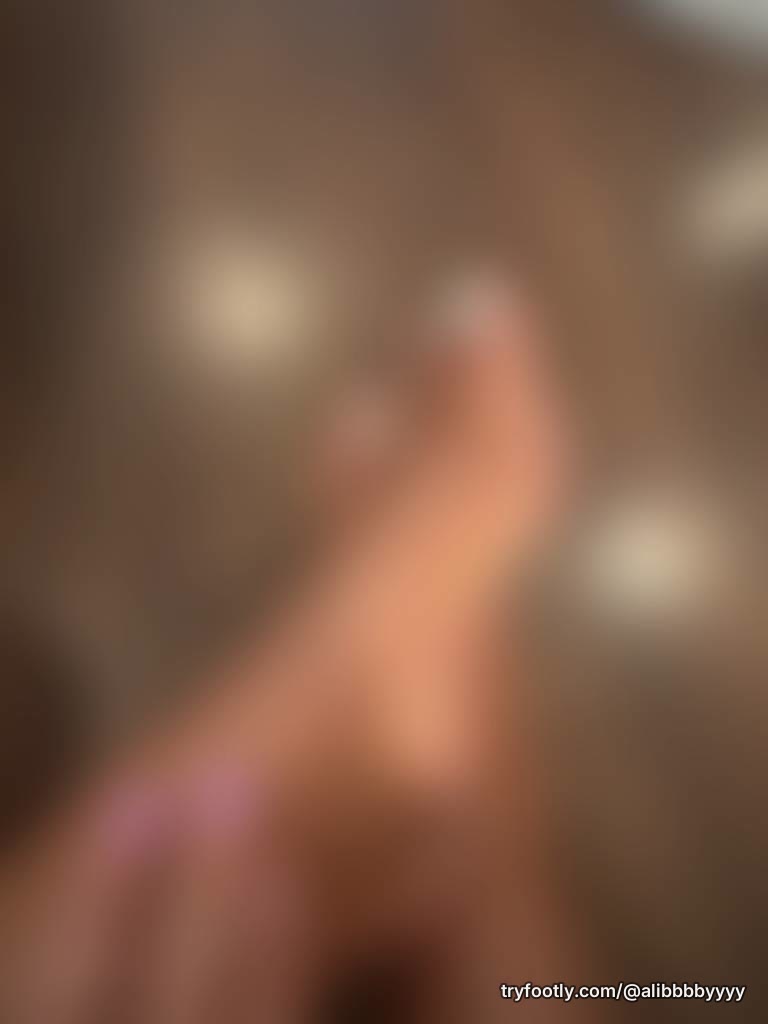 Pretty white toes #whitetoes #arch