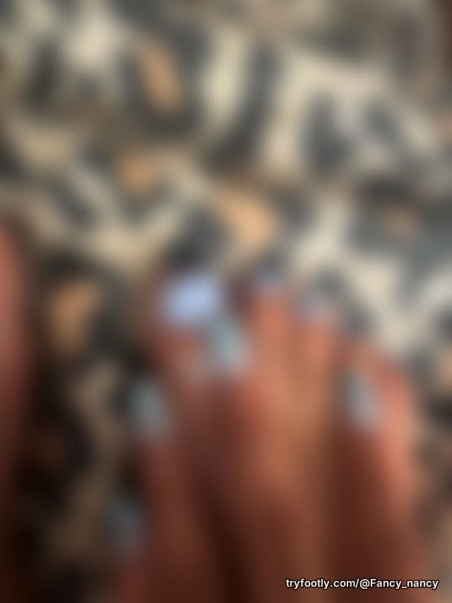 Watch me rub lotion between my toes