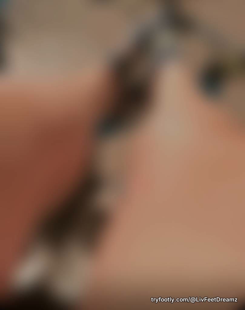 socks? no socks? do you wanna see what's under the socks? message me! Tips appreciated <3