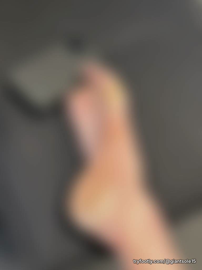**„Bigger than my phone 👣 US 15 / Size 50 Big soles, Rough Customs open 🔥“**