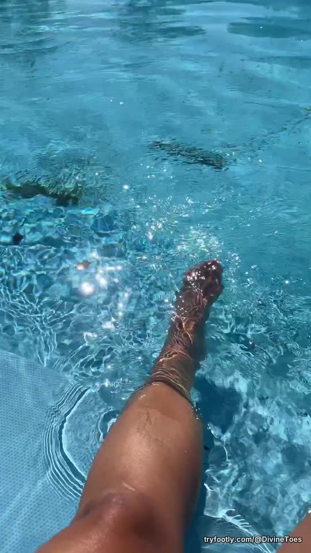 The view you didn’t know you needed 🫶🏽 Let the water admire my feet 💦♋️