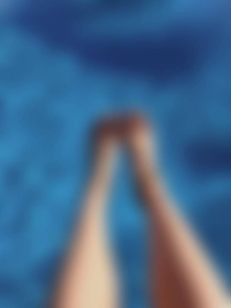 Toes in the pool 😏
