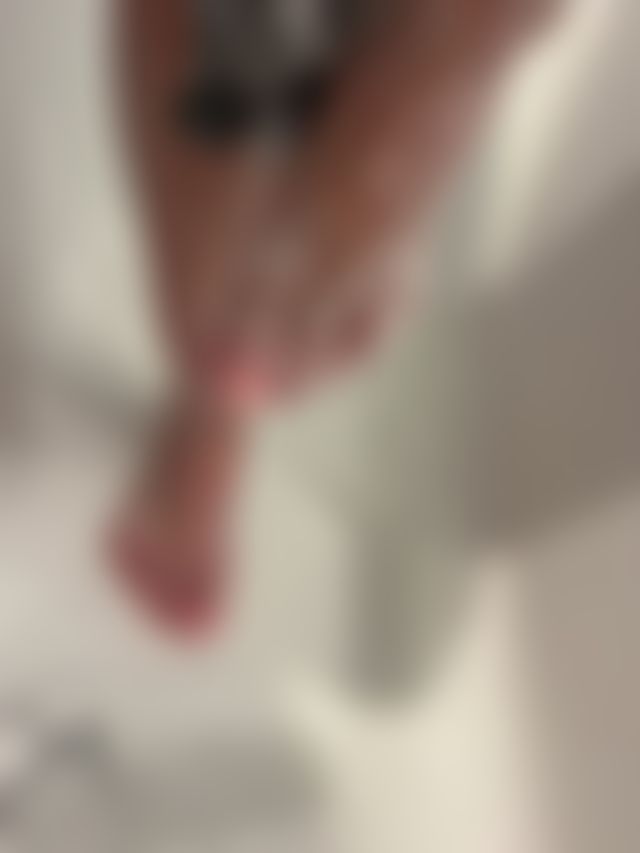 Want to see me washing my toes on the shower ? 🧼 🐾🦶🏾😍