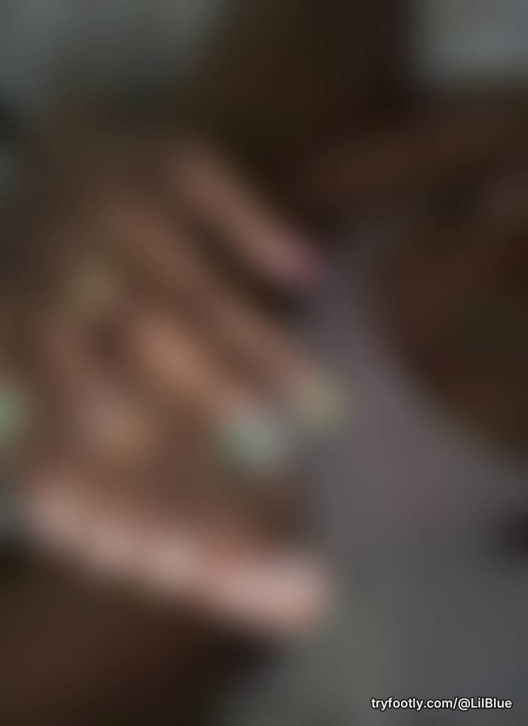 Young Ebony Pretty sexy toes 😍 !