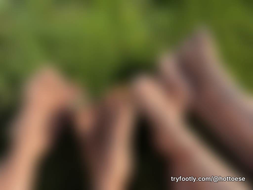 So many pretty toes… but which pair caught your eye first? 👣☀️😏