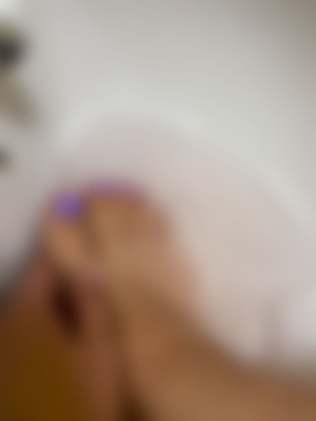 Gently washing my toes. Rubbing toes too 💋🍆