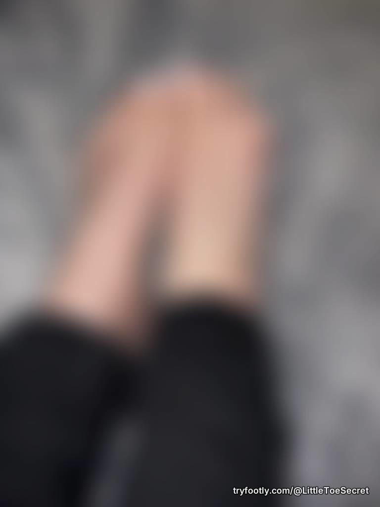 Just my little feet relaxing… 🤍 Most people notice my little toe first… do you? 👀