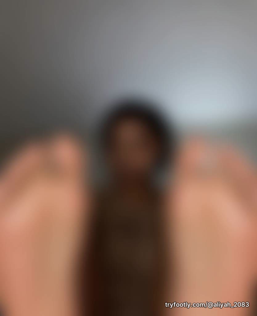 Deep wrinkles, soft soles, fresh French tips 😏 Who wants to feel these under their tongue?